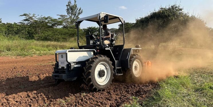 Випробували електротрактор Volkswagen з реверсивною кабіною та знімним акумулятором – Техніка