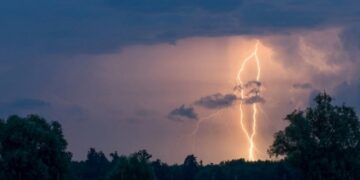 Насувається негода: прогнозують грози, зливи та шквали — Закарпаття