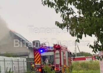 В Ужгороді блискавка могла влучити в будинок. Опісля трапилась пожежа, — очевидці — Закарпаття