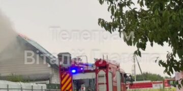 В Ужгороді блискавка могла влучити в будинок. Опісля трапилась пожежа, — очевидці — Закарпаття