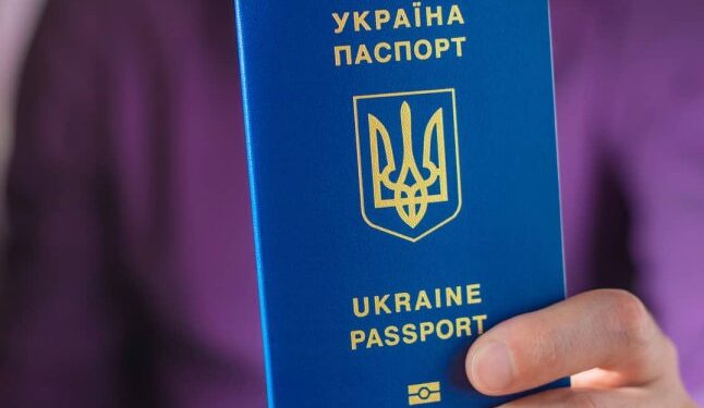 Виїзд за кордон по-новому з осені: хто має здати відбитки пальців — Закарпаття