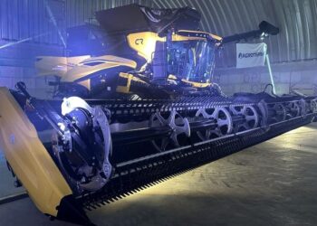 На Волині презентували флагманський комбайн CR11 від New Holland – Техніка