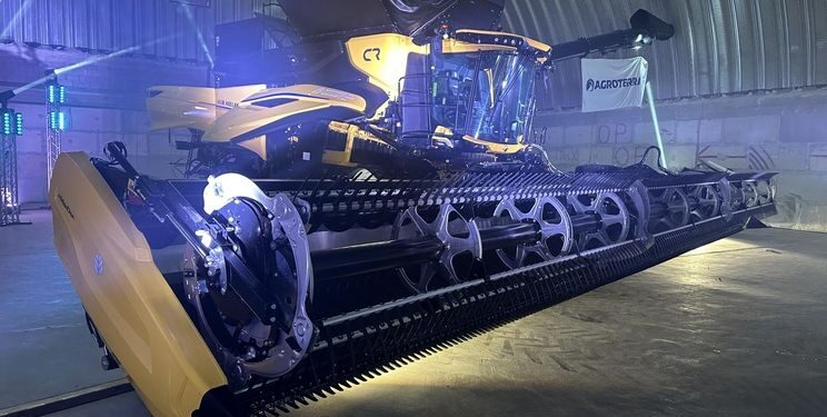 На Волині презентували флагманський комбайн CR11 від New Holland – Техніка
