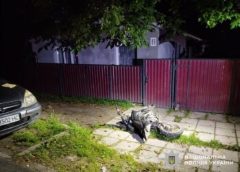 Опівночі двоє підлітків на мотоциклі потрапили в жахливу ДТП: один у важкому стані — Закарпаття