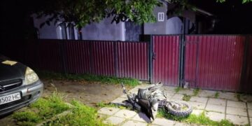 Опівночі двоє підлітків на мотоциклі потрапили в жахливу ДТП: один у важкому стані — Закарпаття