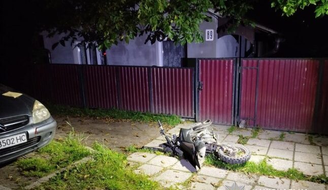 Опівночі двоє підлітків на мотоциклі потрапили в жахливу ДТП: один у важкому стані — Закарпаття