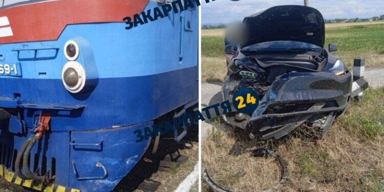 Аварія на переїзді: на Закарпатті дизельний потяг зіткнувся з Tesla –