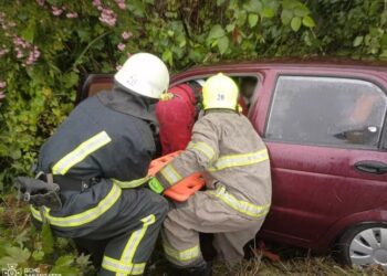Двох людей затисло в салоні машини: в області сталась ДТП — Закарпаття