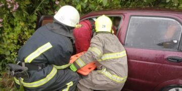 Двох людей затисло в салоні машини: в області сталась ДТП — Закарпаття