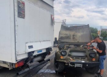 Біля Ужгорода “п'яний” УАЗ в'їхав у припаркований Peugeot (ФОТО)