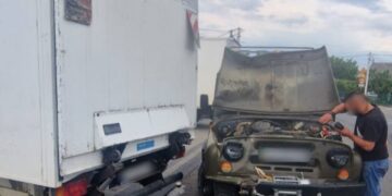 Біля Ужгорода “п'яний” УАЗ в'їхав у припаркований Peugeot (ФОТО)