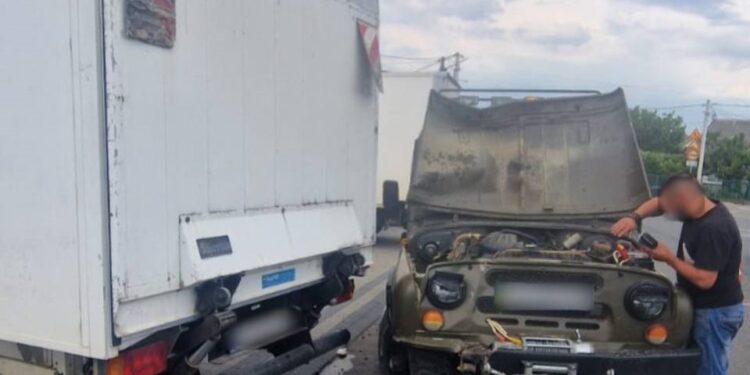 Біля Ужгорода “п&apos;яний” УАЗ в&apos;їхав у припаркований Peugeot (ФОТО)