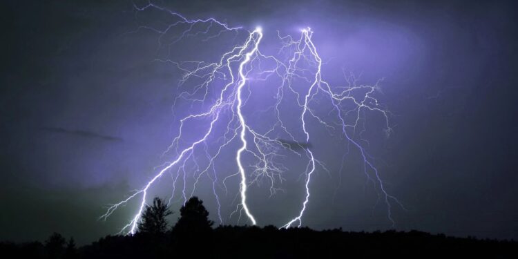 Грози, зливи та град: область накриє негода — Закарпаття