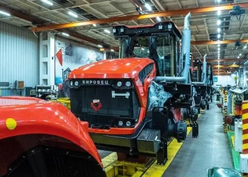 На росії виробник тракторів «Кировец» зупинив конвеєр  – Техніка
