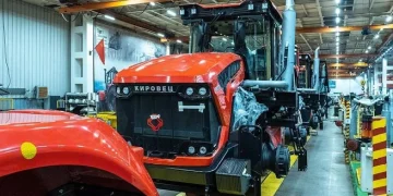 На росії виробник тракторів «Кировец» зупинив конвеєр  – Техніка