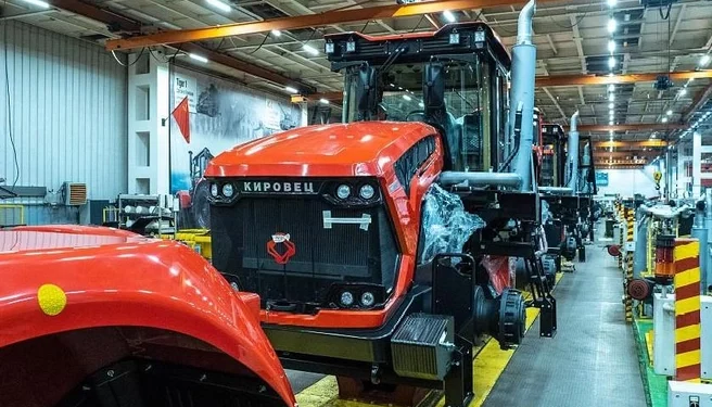 На росії виробник тракторів «Кировец» зупинив конвеєр  – Техніка