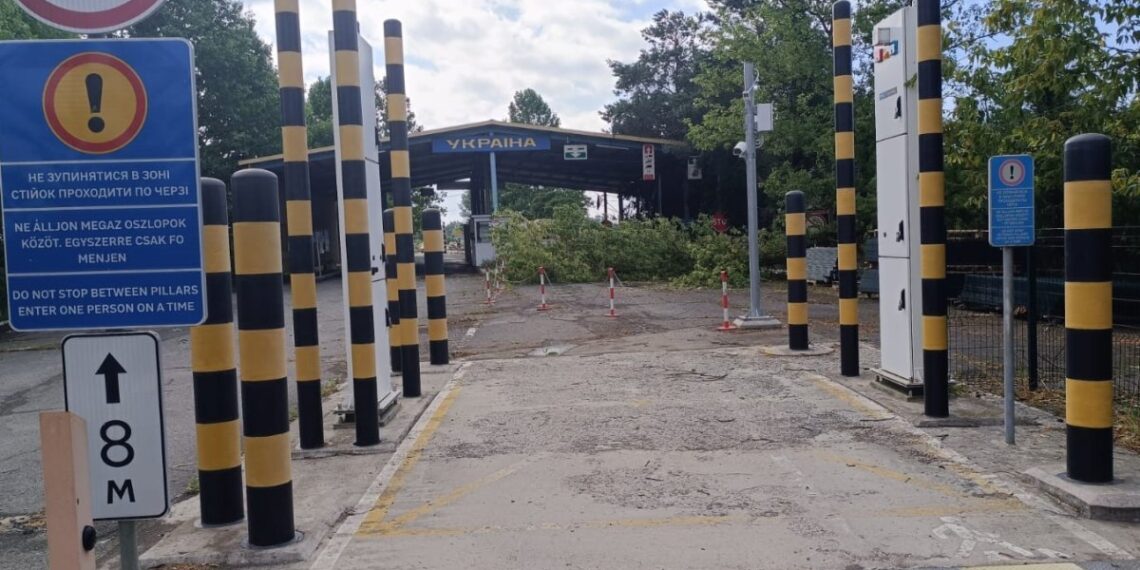 Через негоду тимчасово призупинено роботу ПП “Дзвінкове” на кордоні з угорщиною (ФОТО)
