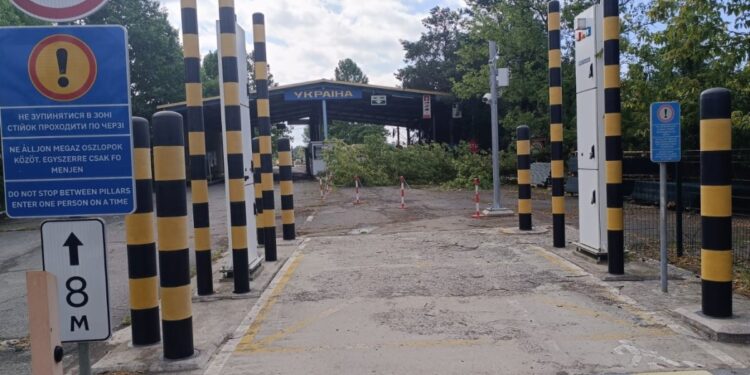 Через негоду тимчасово призупинено роботу ПП “Дзвінкове” на кордоні з угорщиною (ФОТО)