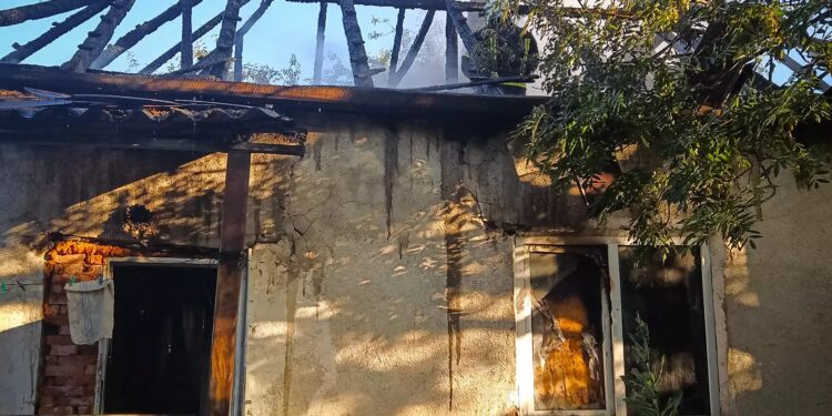 Через незагашену свічку у Греблі на Хустщині вигорів будинок (ФОТО)