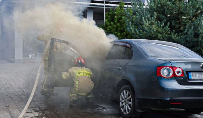 Сьогодні вранці в Ужгороді горів Volkswagen Jetta — Закарпаття