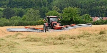 Kuhn представила задньонавісну косарку завширшки 15 метрів – Техніка