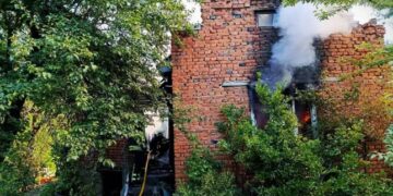 Люди помітили пожежу, але вогонь вже охопив дах: у селі біля Мукачева рятували будинок — Закарпаття