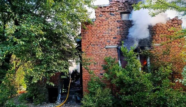 Люди помітили пожежу, але вогонь вже охопив дах: у селі біля Мукачева рятували будинок — Закарпаття