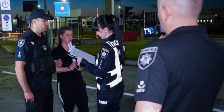 Фінансова піраміда під виглядом збору на дрони. Поліція заявила про екстрадицію шахрайки з ОАЕ в Україну