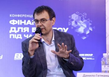 Гетманцев про прожитковий мінімум: Підлітку – одна куртка на три роки. Жінці – дві сукні на сім років