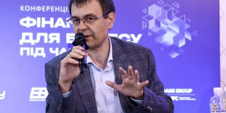 Гетманцев про прожитковий мінімум: Підлітку – одна куртка на три роки. Жінці – дві сукні на сім років