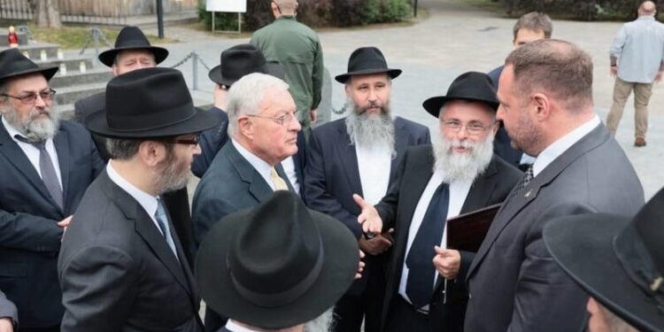 Келлог разом із Єрмаком і представником Єврейського національного фонду відвідали Бабин Яр