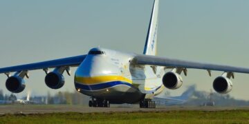 Компанія “Антонов” показала зліт літака Ан-124, який бачили в небі над Києвом, і розповіла, куди він полетів. Відео