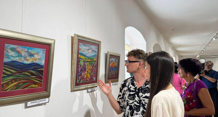 «Магія кольору у часі» – у краєзнавчому музеї представила свій творчий доробок ужгородка Кристина Негер