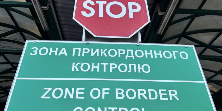 Масштабний улов на кордоні: закарпатські митники перехопили 8 кг канабісу та тисячі психотропів –