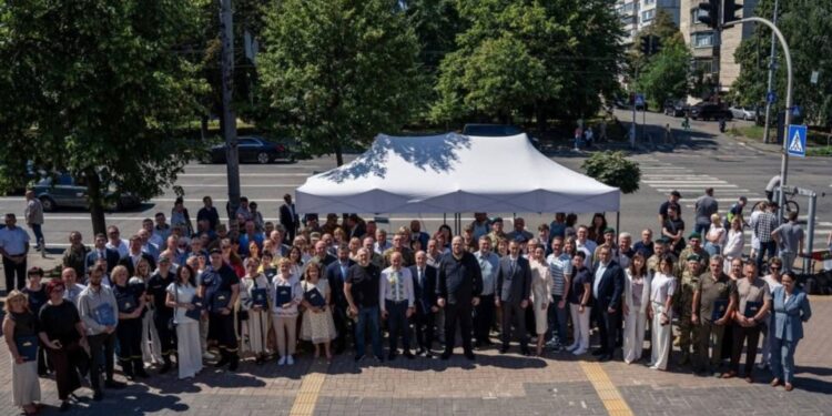 Медика із Закарпаття нагородили за порятунок воїнів на фронті (ФОТО)