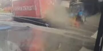 На Берегівській-об'їзній у Мукачеві зіткнулися автомобіль “Нової пошти” і трактор, водій якого – в реанімації (ВІДЕО)