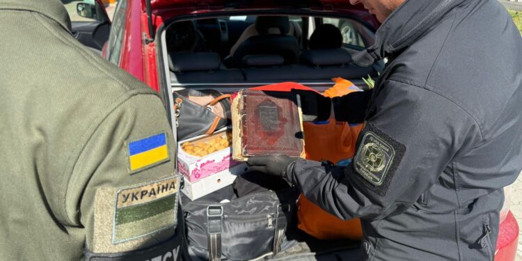 На кордоні з Польщею виявили старовинний псалтир початку XIX століття (ФОТО) –
