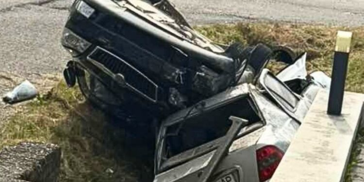 На Рахівщині внаслідок зіткнення двох автівок одна перекинулася і впала на дах іншої (ФОТО)