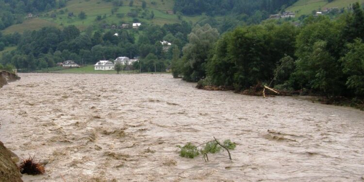 На Закарпатті нічні зливи спричинили різке підняття рівня річок, можливі підтоплення –