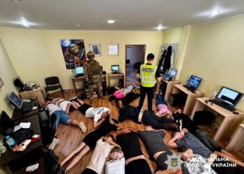 На Закарпатті судитимуть організатора та 18 членів масштабної мережі шахрайських кол-центрів (ФОТО, ВІДЕО)