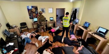 На Закарпатті судитимуть організатора та 18 членів масштабної мережі шахрайських кол-центрів (ФОТО, ВІДЕО)