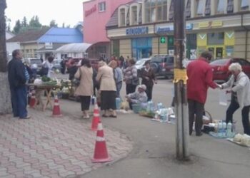 Небезпека під відкритим небом: стихійні ринки Ужгорода – бомба сповільненої дії для споживачів (ВІДЕО) –