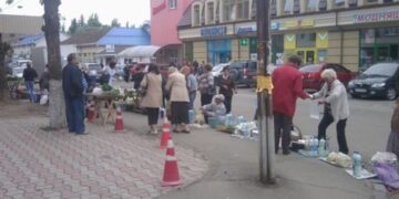 Небезпека під відкритим небом: стихійні ринки Ужгорода – бомба сповільненої дії для споживачів (ВІДЕО) –