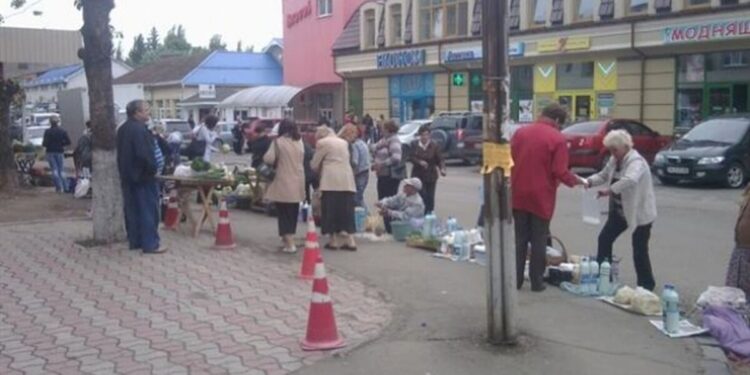 Небезпека під відкритим небом: стихійні ринки Ужгорода – бомба сповільненої дії для споживачів (ВІДЕО) –