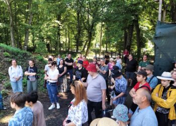 Невицький замок очима Олександра Дзембаса: чергова екскурсія зібрала майже сотню учасників (ФОТО) –