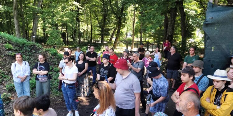Невицький замок очима Олександра Дзембаса: чергова екскурсія зібрала майже сотню учасників (ФОТО) –