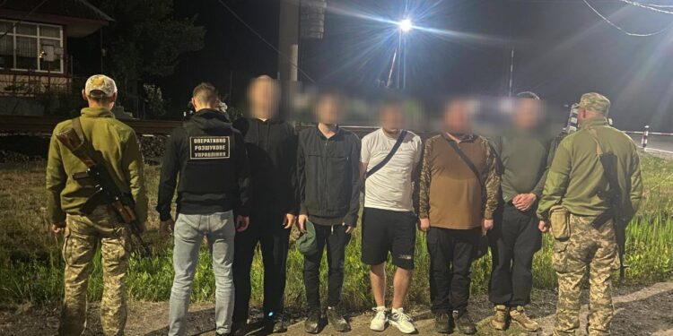 Поблизу кордону зі Словаччиною затримали організатора переправлення ухилянтів та чотирьох його “клієнтів” (ВІДЕО) –