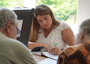 Понад 100 послуг для ВПО, які проживають в Ужгороді, надали працівники ЦНАПу за допомогою «Мобільного кейсу»