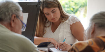 Понад 100 послуг для ВПО, які проживають в Ужгороді, надали працівники ЦНАПу за допомогою «Мобільного кейсу»