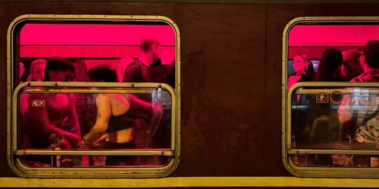 Провідник “Укрзалізниці” станцював із пасажирами поїзда. Відео з ним набрало 1,4 млн переглядів у TikTok